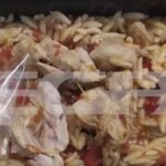 Λαμία: Προβληματισμός από τις εικόνες των γευμάτων που μοιράζονταν σε μαθητές με σκουλήκια και πούπουλα