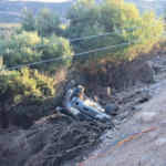 Δίκυκλο “καρφώθηκε” σε νεκροφόρα, Αυτοκίνητο έπεσε πάνω σε στύλο